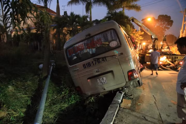 Xe khách gây tai nạn liên hoàn khiến 2 bé gái tử vong tại chỗ