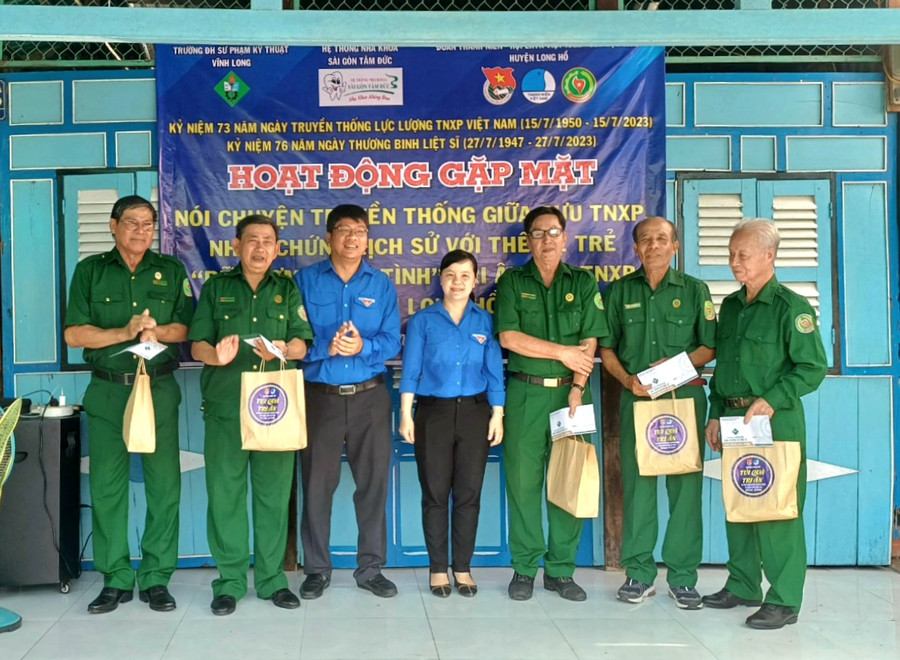 Tặng quà tri ân các chú, các bác thanh niên xung phong. Tặng quà tri ân các chú, các bác thanh niên xung phong.