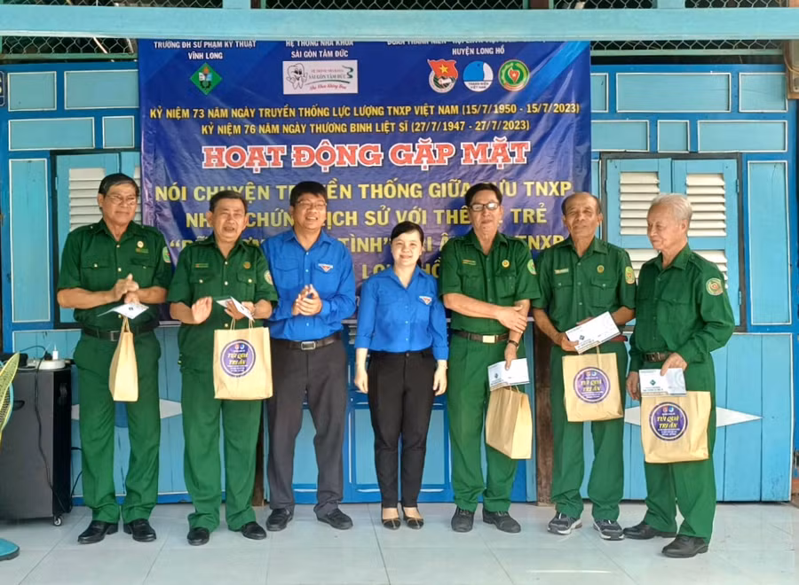 Tặng quà tri ân các chú, các bác thanh niên xung phong.