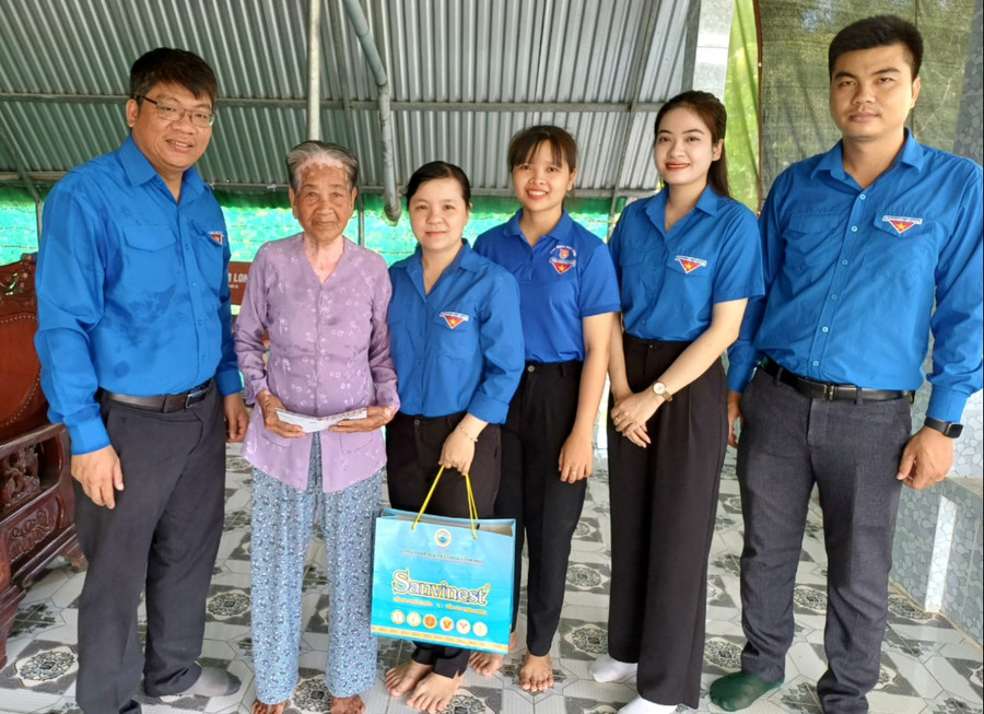 Thăm hỏi, tặng quà Mẹ Việt Nam Anh hùng Phạm Thị Viễn. Thăm hỏi, tặng quà Mẹ Việt Nam Anh hùng Phạm Thị Viễn.