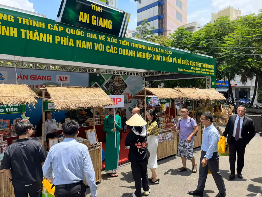 Gian hàng tỉnh An Giang tham gia trưng bày sản phẩm tại hội nghị.
