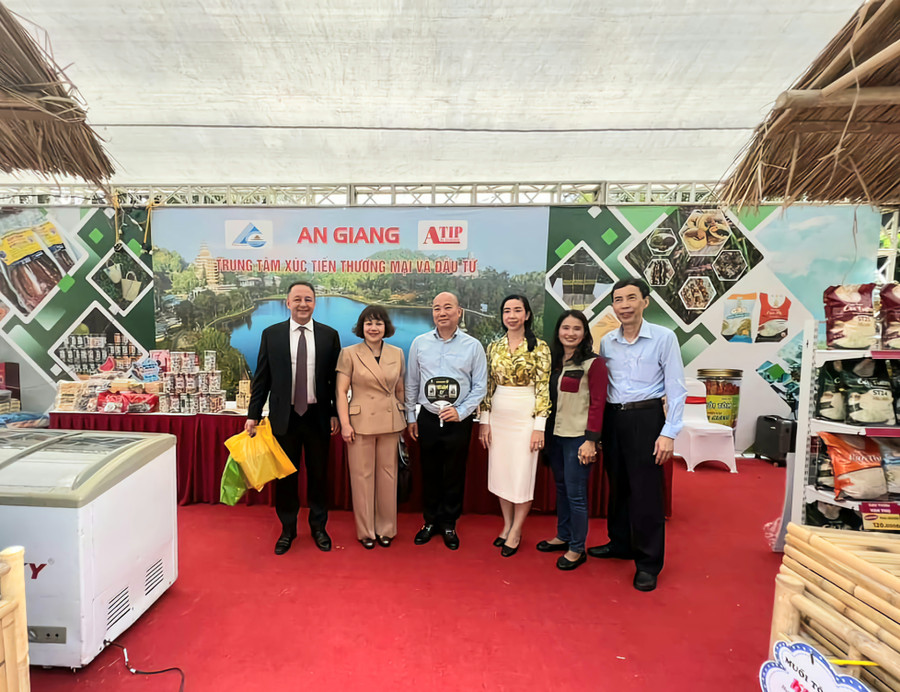 Đại biểu An Giang tham dự hội nghị bên gian hàng trưng bày sản phẩm. Đại biểu An Giang tham dự hội nghị bên gian hàng trưng bày sản phẩm.