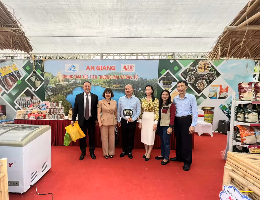 Đại biểu An Giang tham dự hội nghị bên gian hàng trưng bày sản phẩm.