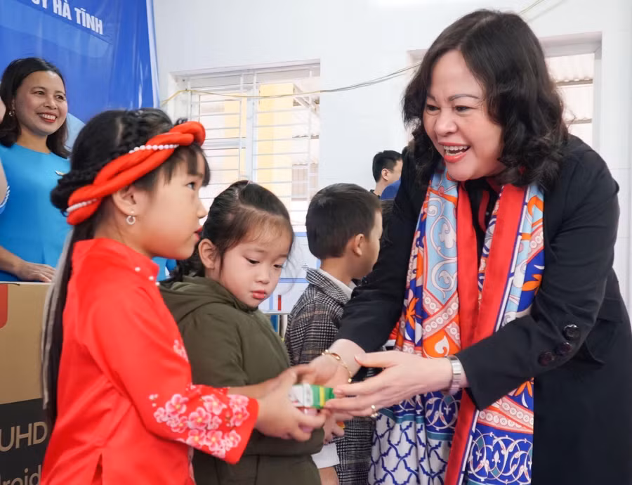 Thứ trưởng Ngô Thị Minh trao quà cho HS Trường Mầm non Cẩm thạch, huyện Cẩm Xuyên (Hà Tĩnh). Ảnh: Hồ Lài