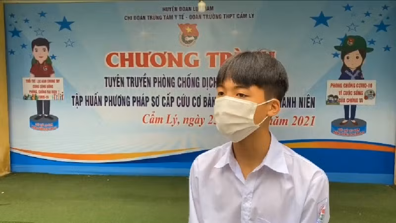 Em Nguyễn Minh Đức - HS lớp 12A10 chia sẻ với PV Báo GD&amp;TĐ về phòng học chuyên dụng.