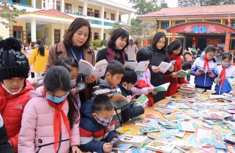 Cô và trò trường Tiểu học thị trấn Đình Cả (huyện Võ Nhai) say sưa với sách từ thư viện lưu động.