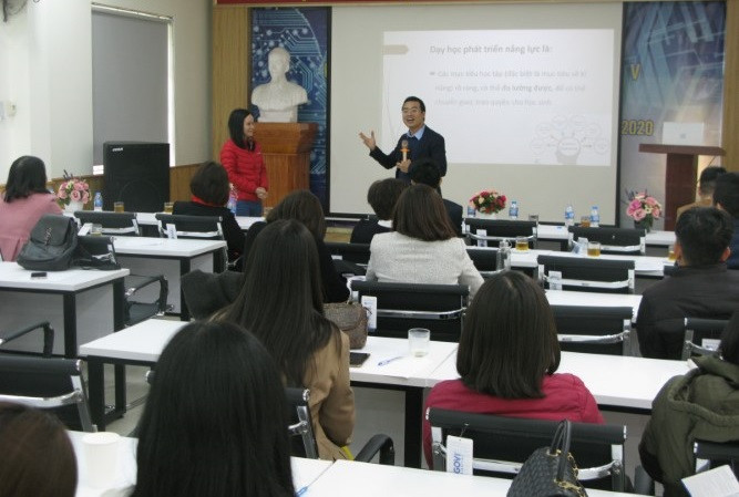 ThS Nguyễn Hữu Long trao đổi về dạy học phát triển năng lực học sinh tại Ngày hội CNTT cụm Trường THPT Đống Đa (Hà Nội). Ảnh: Hoàng Anh