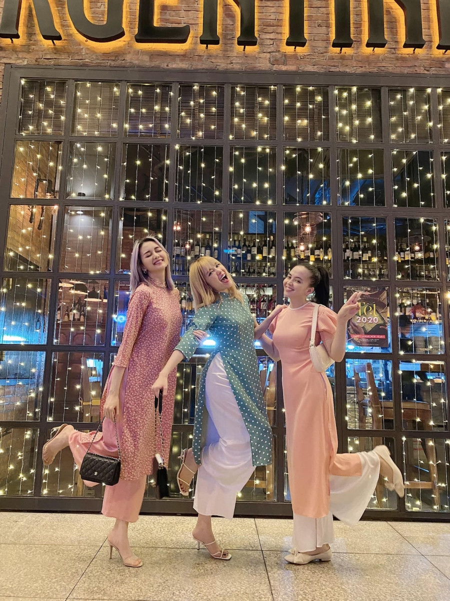 3 chị em gái Thiều Bảo Trâm tươi tắn trong tà áo dài cách tân đủ màu sắc tươi trẻ.