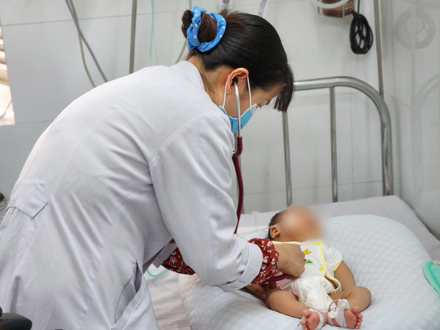 BS.CKI Trần Ngọc Lưu - Khoa Nhiễm Bệnh viện Nhi đồng 1 (TPHCM) đang thăm khám cho bệnh nhi 1 tháng tuổi mắc bệnh ho gà.