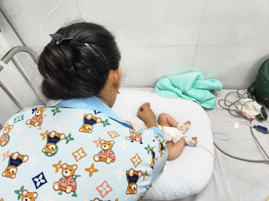 Bệnh ho gà thường ho nhiều về đêm, ho kéo dài và khò khè nhiều ngày nên hay bị chẩn đoán nhầm sang bệnh khác như viêm tiểu phế quản, viêm phổi, trào ngược dạ dày thực quản nhưng uống thuốc không thuyên giảm.