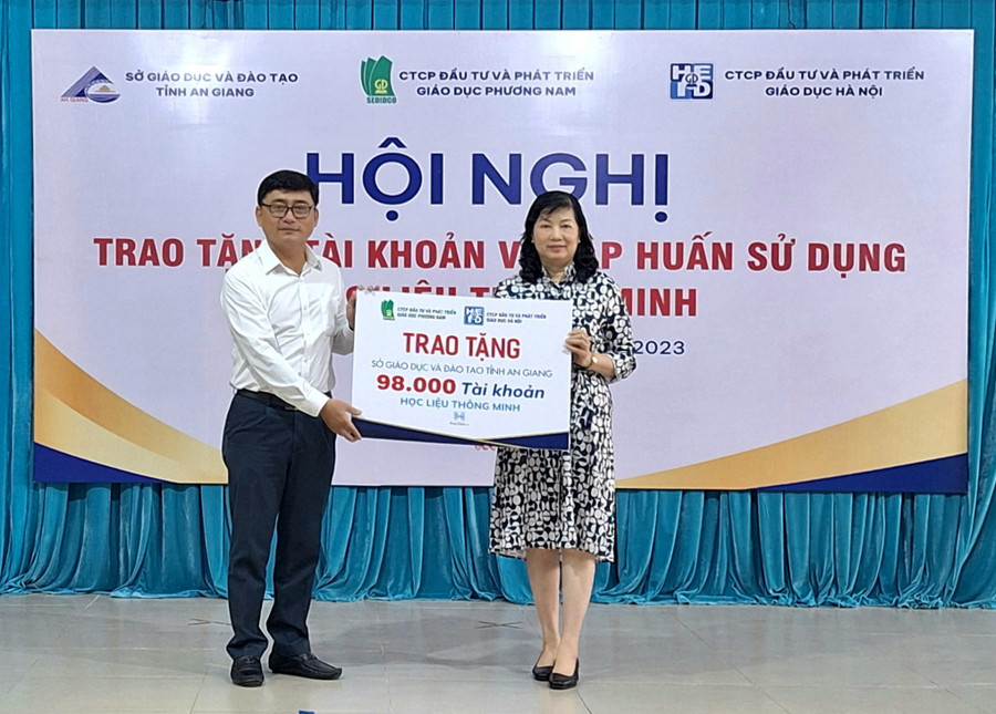 Bà Bùi Thu Giang - Phó Tổng GĐ Cty CP Đầu tư và Phát triển GD Phương Nam trao tặng biểu trưng 98.000 tài khoản Học liệu thông minh đến ông Nguyễn Quốc Khanh - Phó Giám đốc Sở GD&ĐT An Giang. Bà Bùi Thu Giang - Phó Tổng GĐ Cty CP Đầu tư và Phát triển GD Phương Nam trao tặng biểu trưng 98.000 tài khoản Học liệu thông minh đến ông Nguyễn Quốc Khanh - Phó Giám đốc Sở GD&ĐT An Giang.