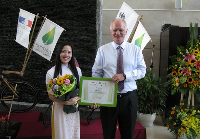 Ông Franz Jessen, Đại sứ - Trưởng phái đoàn EU tại Việt Nam, trao giải cho cô gái 9X yêu môi trường. Ảnh: Phương Hà 9X yêu môi trường rinh giải của phái đoàn châu Âu