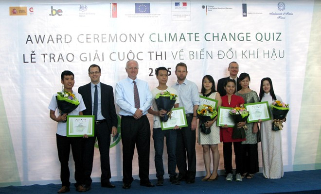 Những thi sinh đạt giải chụp ảnh cùng đại diện Đại sứ quán các nước Đức, Đan Mạch, Pháp, Hà Lan và phái đoàn EU tại lễ trao giải. Ảnh: Phương Hà 9X yêu môi trường rinh giải của phái đoàn châu Âu