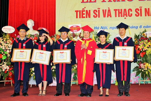 GS.TS Phạm Quang Trung trao giấy khen cho 5 tân thạc sĩ các chuyên ngành, khóa đào tạo 2016 - 2018 đã có thành tích cao trong quá trình học tập