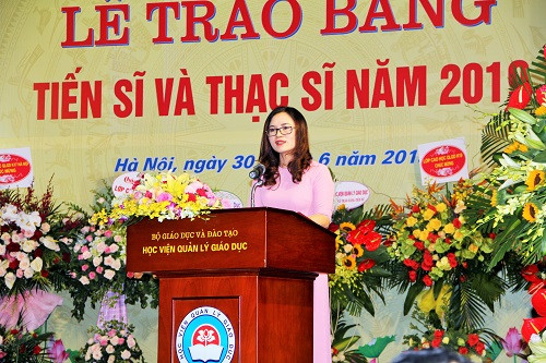 TS Hà Thanh Hương – Trưởng Phòng Đào tạo sau ĐH - báo cáo kết quả các khóa đào tạo thạc sĩ, tiến sĩ của Học viện tại buổi lễ