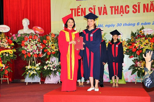 PGS.TS Nguyễn Thị Thu Hằng - Phó Giám đốc Học viện QLGD - trao bằng thạc sĩ cho học viên cao học