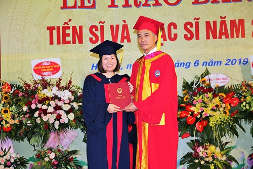PGS.TS Trần Hữu Hoan - Phó Giám đốc Học viện QLGD - trao bằng thạc sĩ cho học viên cao học