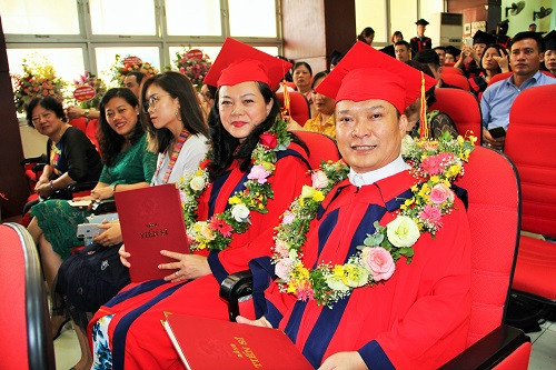 Niềm vui của 2 tân tiến sĩ QLGD