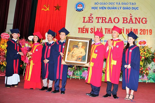 Các học viên cao học trân trọng trao tặng món quà lưu niệm đến lãnh đạo, các thầy cô giáo Học viện QLGD