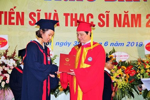 GS.TS Phạm Quang Trung trao bằng thạc sĩ cho học viên