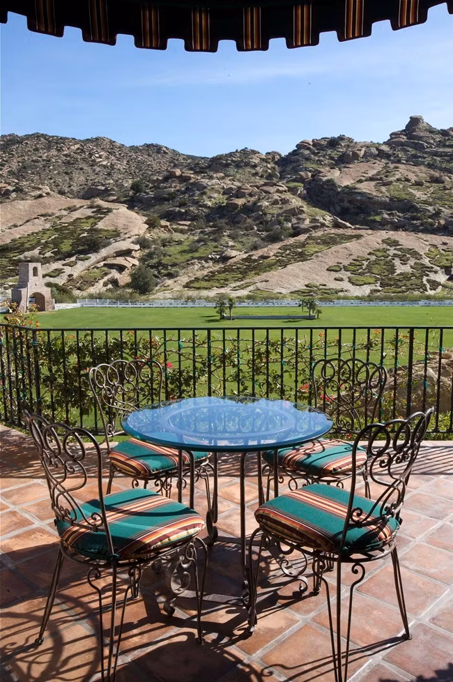 Chỗ ngồi ngắm cảnh tuyệt đẹp từ một hành lang của biệt thự.