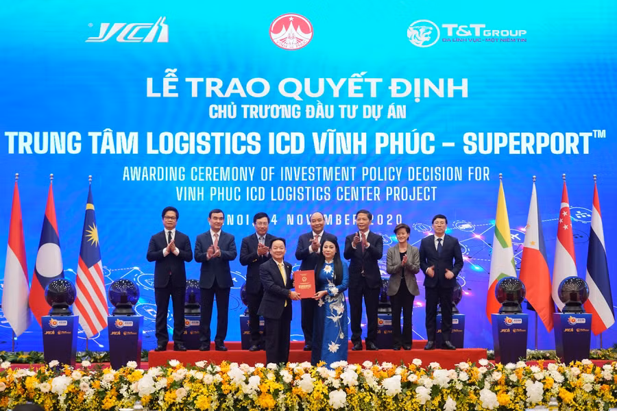 Bà Hoàng Thị Thúy Lan, Bí thư Tỉnh ủy Vĩnh Phúc trao Quyết định chủ trương đầu tư dự án Trung tâm Logistics ICD Vĩnh Phúc (SuperPortTM) cho ông Đỗ Quang Hiển - đại diện Liên danh Tập đoàn T&amp;T Group – YCH Group –YCH Holdings.
