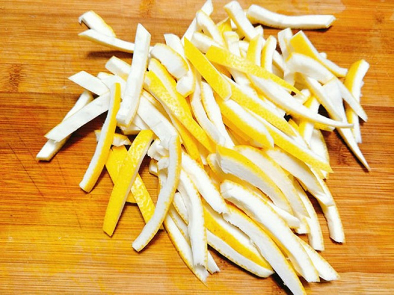 Nghiên cứu khoa học còn chứng minh rằng các thành phần trong vỏ bưởi như hợp chất d-limonene, vitamin C giúp phòng chống ung thư, bao gồm ung thư phổi, ung thư dạ dày,... Ngoài ra, vỏ bưởi còn được dùng để chữa ho có đờm bằng cách đun sôi vỏ bưởi với đường phèn, sau đó lấy nước uống.