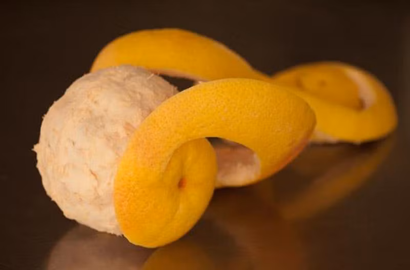 Hạ mỡ máu: Vỏ bưởi có chứa lượng lớn tinh dầu và 2,5-3,2% flavonoid neohesperidin giúp chống oxi hóa tốt. Chất flavonoid trong vỏ bưởi còn giúp bảo vệ tế bào gan, lợi mật, giúp bền thành mạch. Công dụng rất tốt cho những người bị gan nhiễm mỡ, máu nhiễm mỡ…