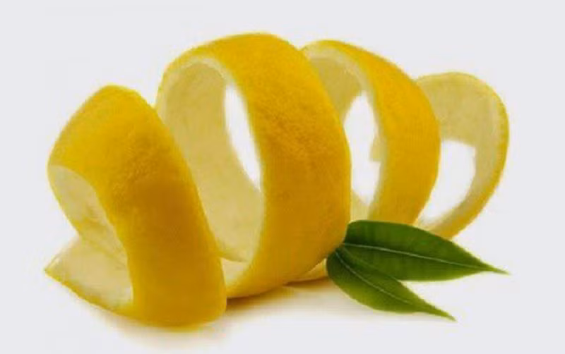 Chống nắng: Vỏ bưởi sẽ giảm tỷ lệ xuất hiện nếp nhăn, tàn nhang do chứng tăng sắc tố, cũng như mụn đầu đen và trắng, da khô, ngứa ngáy cùng nhiều vấn đề khác nhau do tiếp xúc liên tục với ánh nắng mặt trời. Đặc biệt, vì có chứa lycopene nên vỏ quả bưởi thậm chí còn ngăn ngừa ung thư da do tia cực tím gây ra.