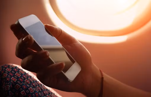 Dùng điện thoại: Mạng xã hội là lý do chính khiến nhiều người dùng điện thoại vào buổi sáng. Hãy ngừng lãng phí thời gian của bạn để kiểm tra cuộc sống của người khác, đọc các nhận xét và ý kiến của họ và thay vào đó, hãy dành thời gian này cho bản thân bạn! Sẽ tốt hơn khi bạn bật bản nhạc yêu thích, dành thời gian cho những người bạn yêu hoặc nấu những món ăn ngon lành và bổ dưỡng.