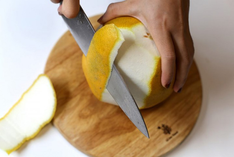 Ngăn ngừa sỏi thận: Trong bưởi có hợp chất d-limonene ngăn ngừa sự hình thành và làm tan sỏi thận. Một nghiên cứu của tạp chí British Journal of Nutrition tìm thấy rằng phụ nữ uống nửa lít đến một lít nước bưởi mỗi ngày sẽ làm giảm nồng độ pH trong nước tiểu của họ, qua đó làm giảm nguy cơ phát triển sỏi thận. Ngăn ngừa sỏi thận: Trong bưởi có hợp chất d-limonene ngăn ngừa sự hình thành và làm tan sỏi thận. Một nghiên cứu của tạp chí British Journal of Nutrition tìm thấy rằng phụ nữ uống nửa lít đến một lít nước bưởi mỗi ngày sẽ làm giảm nồng độ pH trong nước tiểu của họ, qua đó làm giảm nguy cơ phát triển sỏi thận.