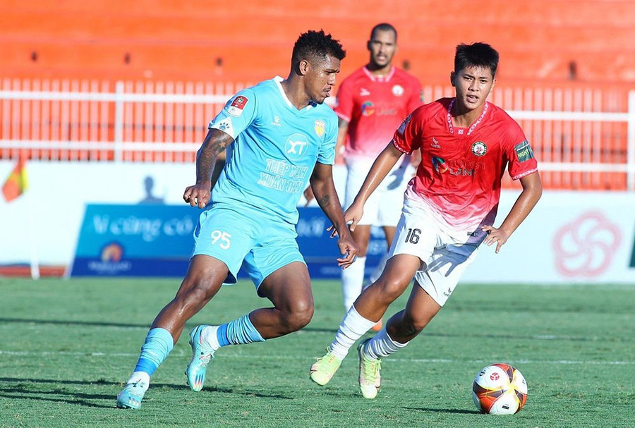 Trận TopenLand Bình Định (bên phải) gặp Thép xanh Nam Định thuộc vòng 6 giai đoạn 2 V-League 2023. Ảnh: VPF. Trận TopenLand Bình Định (bên phải) gặp Thép xanh Nam Định thuộc vòng 6 giai đoạn 2 V-League 2023. Ảnh: VPF.