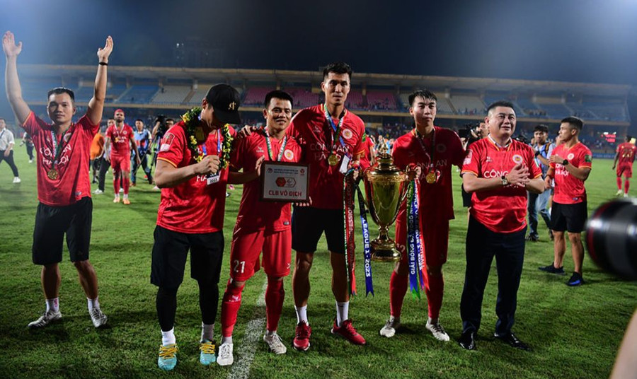 Cầu thủ Công an Hà Nội ăn mừng chức vô địch V-League 2023. Ảnh: VPF. Cầu thủ Công an Hà Nội ăn mừng chức vô địch V-League 2023. Ảnh: VPF.