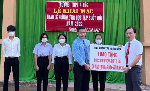Thầy giáo Võ Văn Tuấn kết nối quà tặng hỗ trợ cho học sinh Trường THPT A Túc máy tính cầm tay. Thầy giáo Võ Văn Tuấn kết nối quà tặng hỗ trợ cho học sinh Trường THPT A Túc máy tính cầm tay.