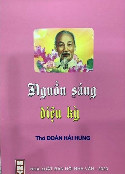 Bìa Tập thơ “Nguồn sáng diệu kỳ”.