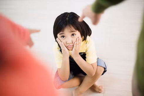 Phụ huynh cần giải thích các quy tắc cho trẻ một cách rõ ràng. Ảnh minh họa.