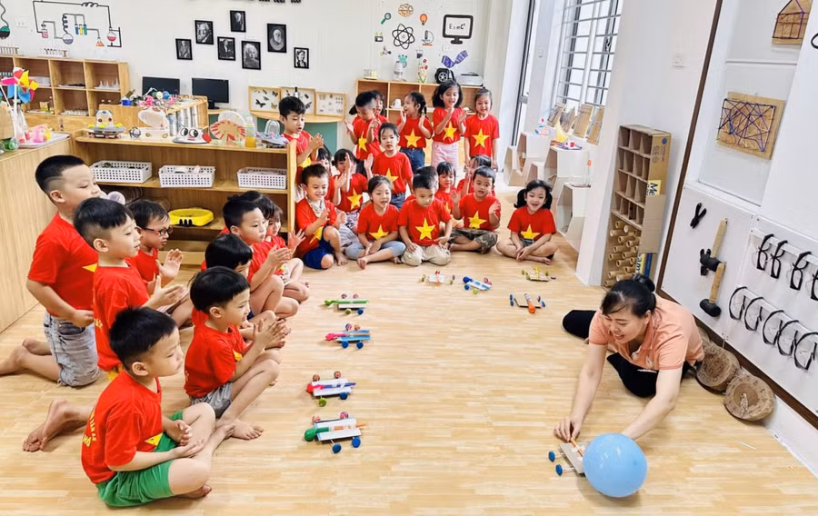 Cô và trò Trường Mầm non Chu Văn An (Tây Hồ, Hà Nội). Ảnh: NTCC