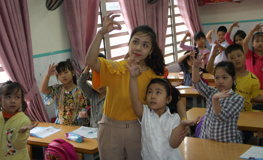 Cô - trò Trường Tiểu học Đinh Tiên Hoàng (Việt Trì, Phú Thọ). Ảnh: TG Cô - trò Trường Tiểu học Đinh Tiên Hoàng (Việt Trì, Phú Thọ). Ảnh: TG