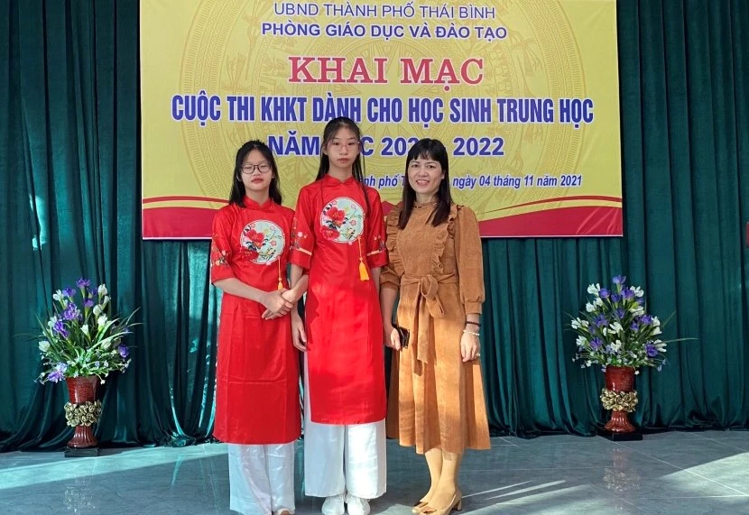 Cô Nguyễn Thị Hồng Mỵ cùng 2 học sinh tham gia nghiên cứu đề tài “Xây dựng mô hình tự học ở trường phổ thông theo tấm gương nhà bác học Lê Quý Đôn”.