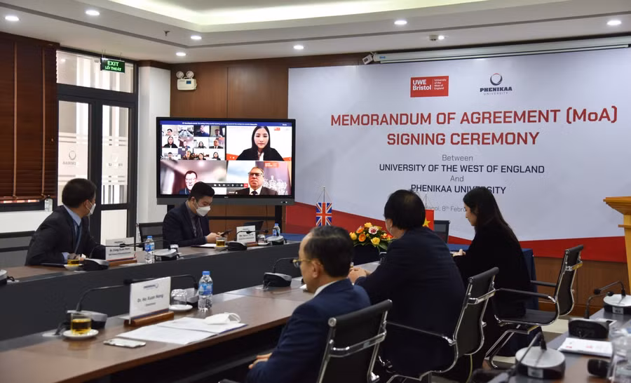 Lễ ký thoả thuận hợp tác triển khai dự án “UWE Bristol - Phenikaa Campus” diễn ra theo hình thức trực tuyến.
