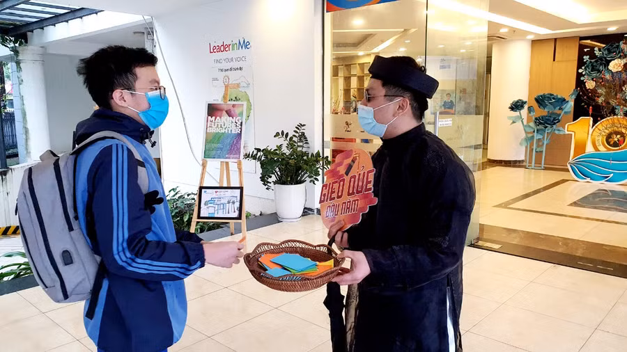 Học sinh Trường THCS – THPT Ban Mai tham gia hoạt động “gieo quẻ may mắn”.