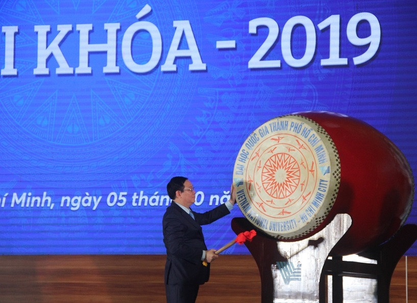 Phó Thủ tướng Vương Đình Huệ đánh trống khai khóa