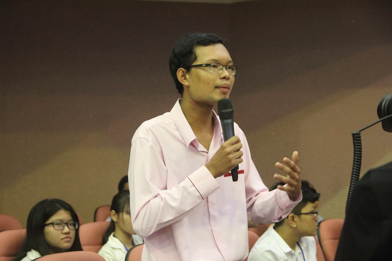 Sinh viên đặt câu hỏi cho Phó Thủ tướng liên quan đến vấn đề về tự chủ học thuật, tự chủ tài chính...