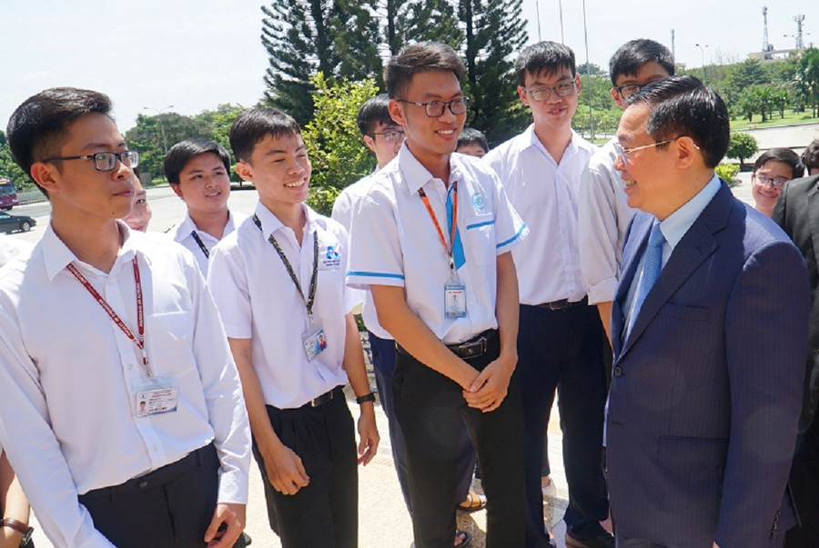 Phó Thủ tướng Vương Đình Huệ trò chuyện với sinh viên ĐH Quốc gia TP.HCM sau Lễ khai khóa Phó Thủ tướng Vương Đình Huệ trò chuyện với sinh viên ĐH Quốc gia TP.HCM sau Lễ khai khóa