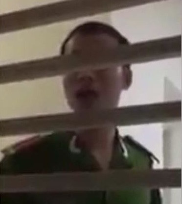 Trung úy Nguyễn Văn Bắc bị người dân tố nhổ nước bọt vào mặt dân. Ảnh cắt từ clip Trung úy Nguyễn Văn Bắc bị người dân tố nhổ nước bọt vào mặt dân. Ảnh cắt từ clip