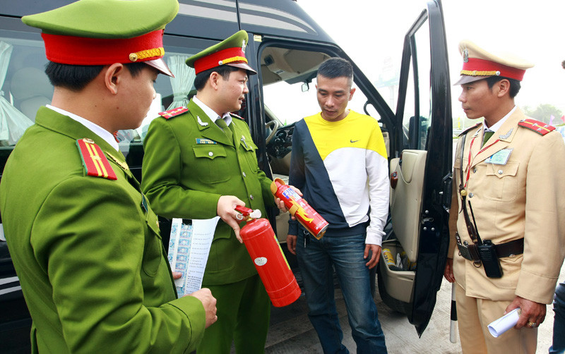 Theo quy định bắt buộc của Bộ Công an, CSGT và cảnh sát trật tự kiểm tra bình cứu hỏa trên xe ôtô. Theo quy định bắt buộc của Bộ Công an, CSGT và cảnh sát trật tự kiểm tra bình cứu hỏa trên xe ôtô.
