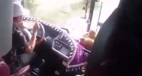 Dinh chi tai xe vua dieu khien vo lang vua an mi - Anh 1