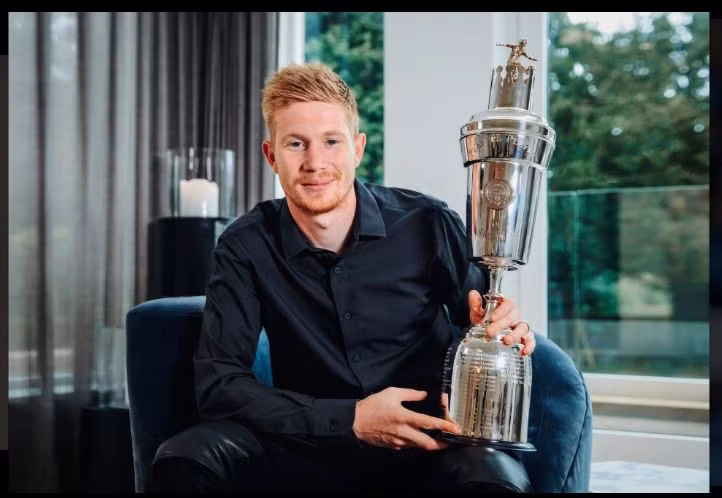 Tiền vệ Kevin De Bruyne nhận danh hiệu Cầu thủ xuất sắc nhất năm của PFA.