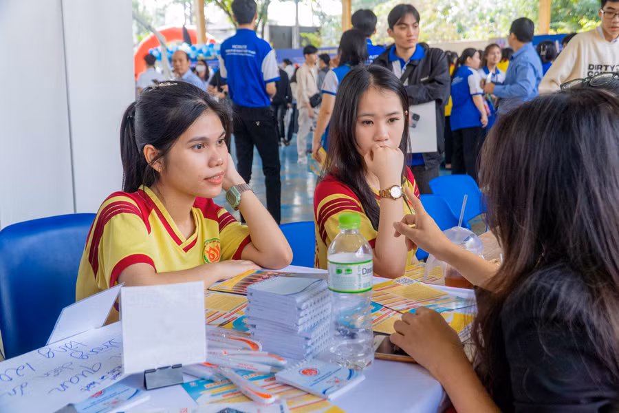 Học sinh được chuyên gia tư vấn thông tin tuyển sinh tại Trường Đại học Sư phạm Kỹ thuật TPHCM, tháng 1/2024. Ảnh: Mạnh Tùng