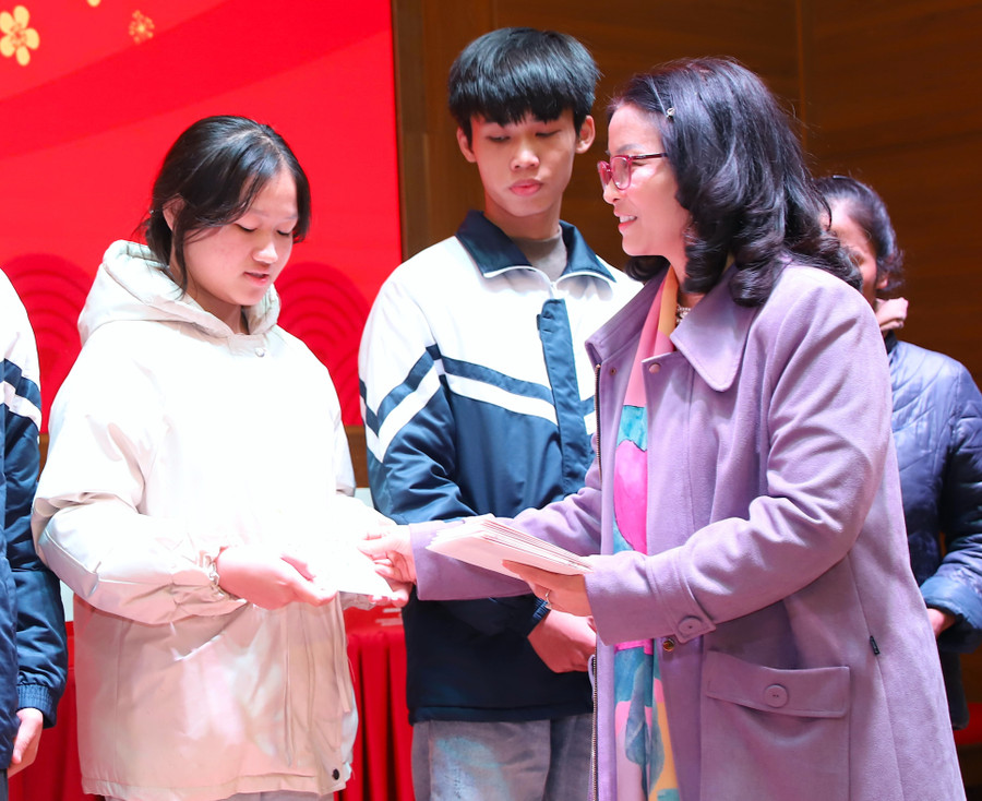 GS.TS Nguyễn Thị Lan – Giám đốc Học viện Nông nghiệp Việt Nam tặng quà Tết cho học sinh THPT huyện Quốc Oai (Hà Nội). Ảnh: NTCC